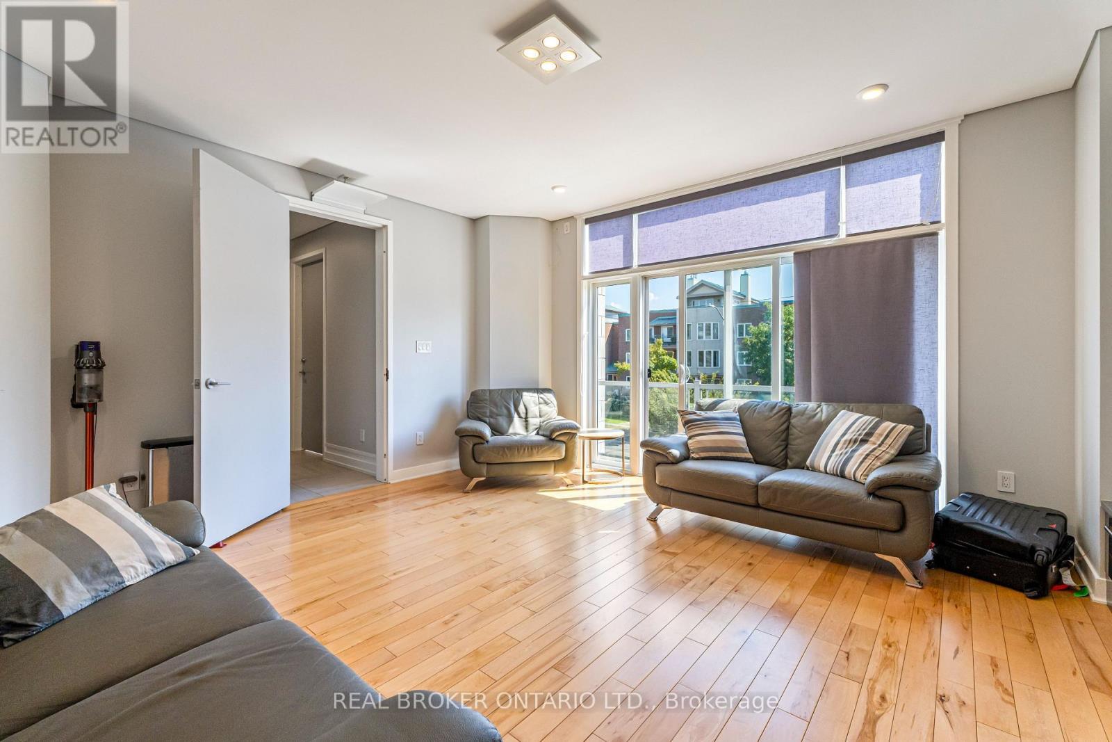 69 Donald Street, Ottawa, ON - Indoor Photo Showing Living Room
