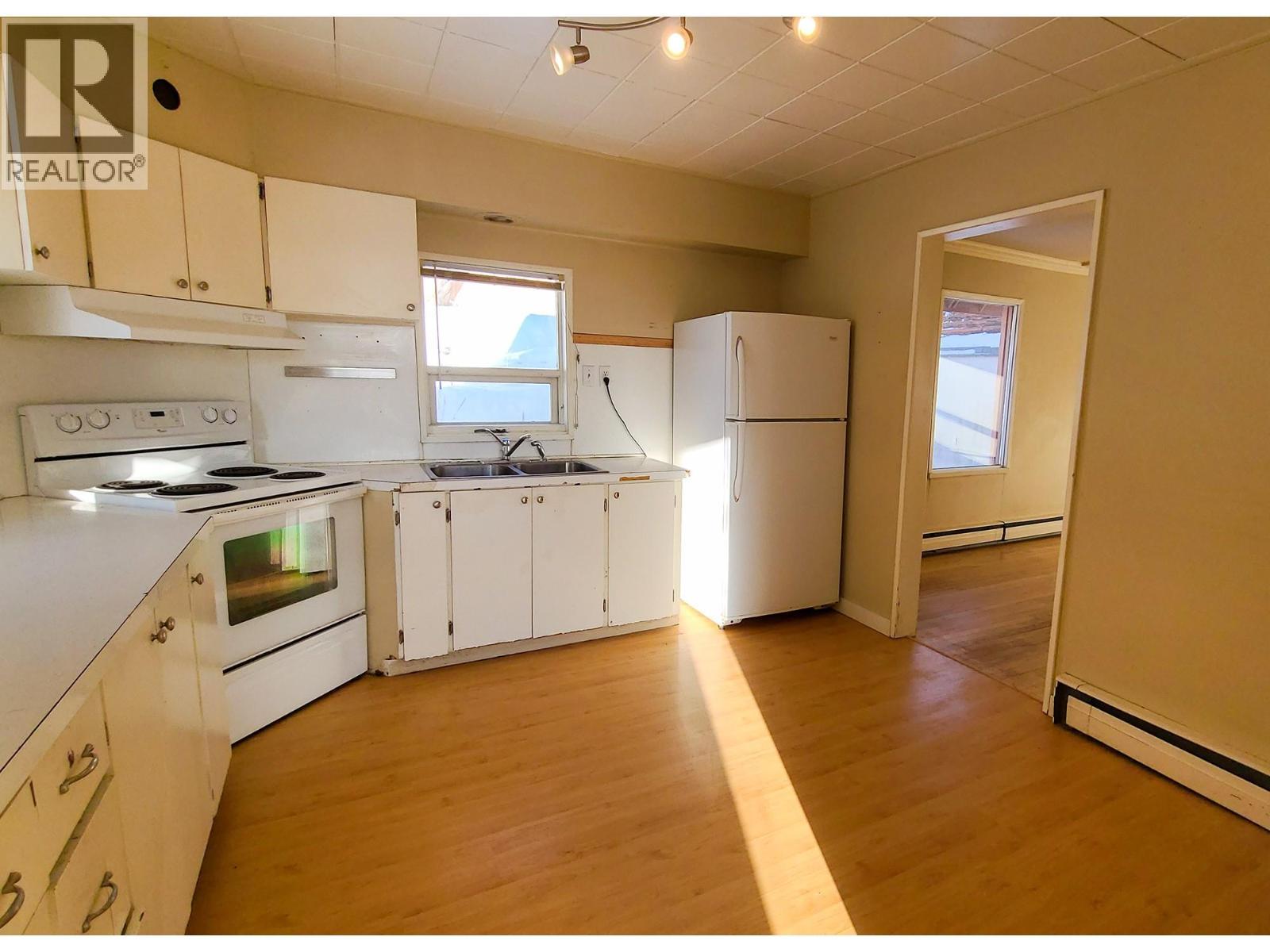 402 Cranbrook Street, Kimberley, BC - Indoor Photo Showing Kitchen With Double Sink