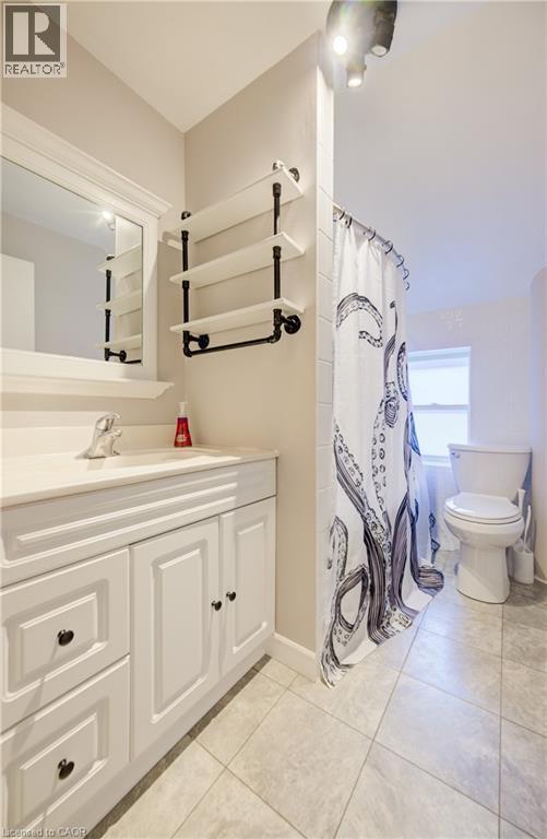 15 Troy Street, Kitchener, ON - Indoor Photo Showing Bathroom