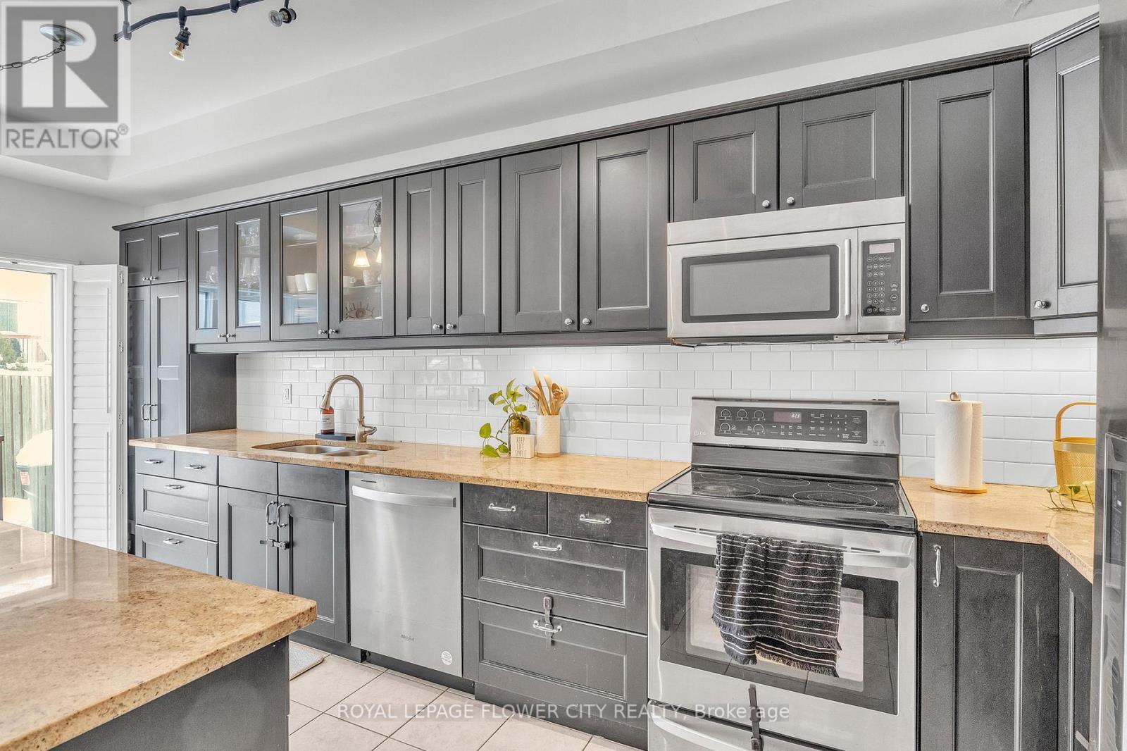 80 Palacebeach Trail, Hamilton, ON - Indoor Photo Showing Kitchen
