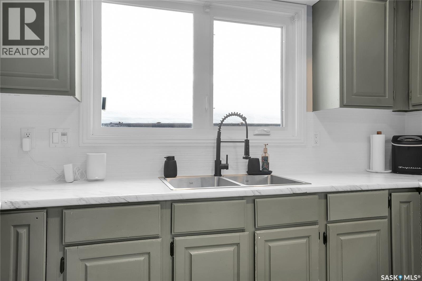 138 Stone Terrace, Saskatoon, SK - Indoor Photo Showing Kitchen With Double Sink