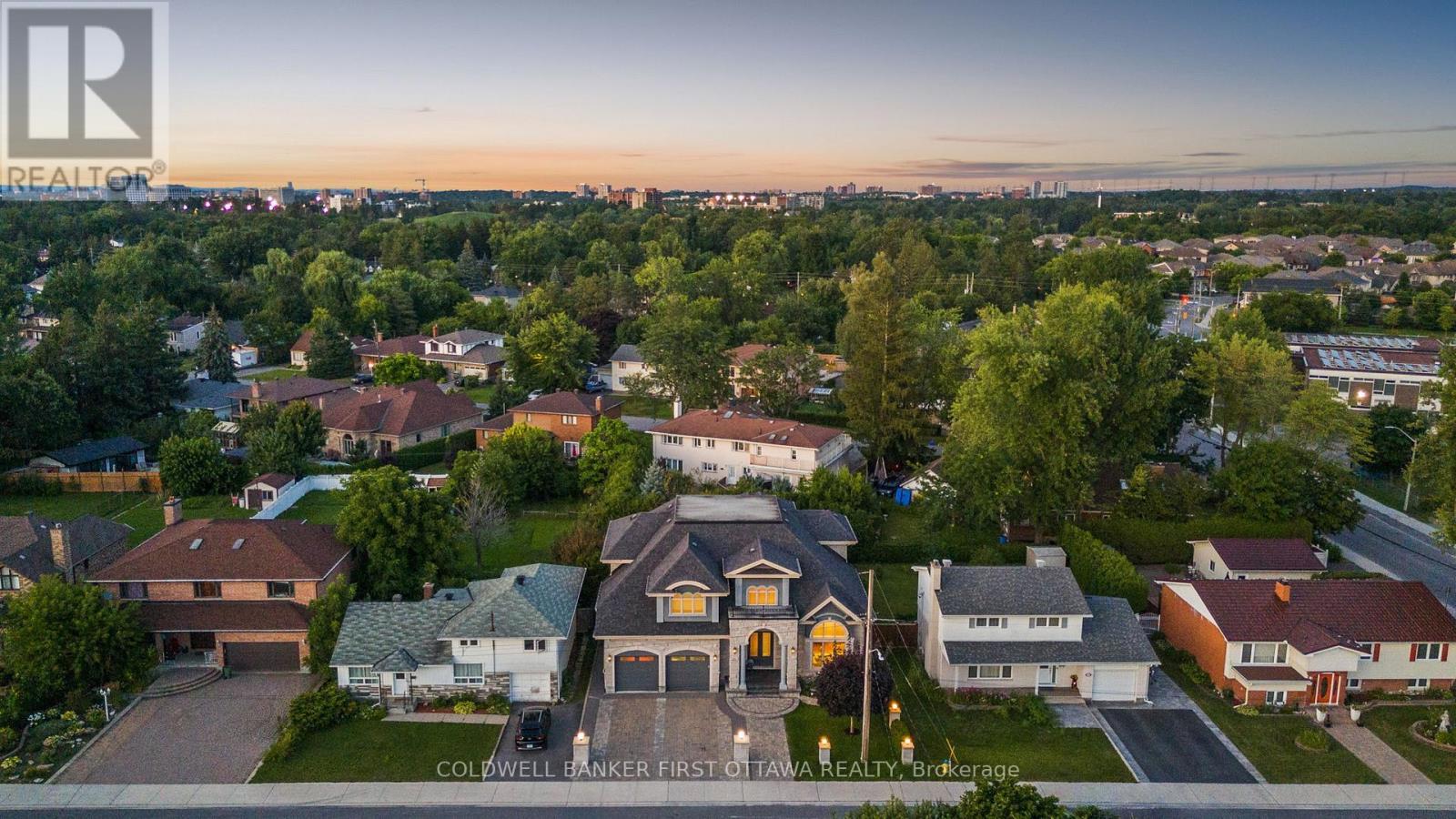 Don't miss your chance to have ~A Touch of Venice~ - 1623 Claymor Avenue, Ottawa, ON - Outdoor With View