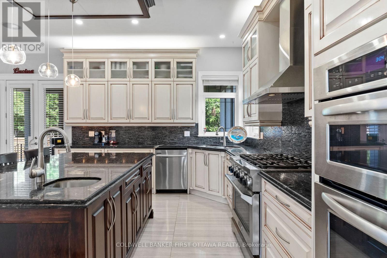 Stainless steel appliances & endless storage space - 1623 Claymor Avenue, Ottawa, ON - Indoor Photo Showing Kitchen With Stainless Steel Kitchen With Upgraded Kitchen