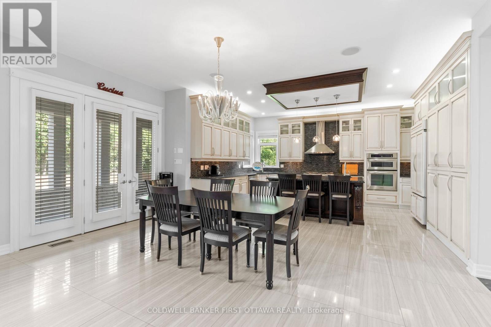 Eating area perfect for entertaining . - 1623 Claymor Avenue, Ottawa, ON - Indoor Photo Showing Dining Room