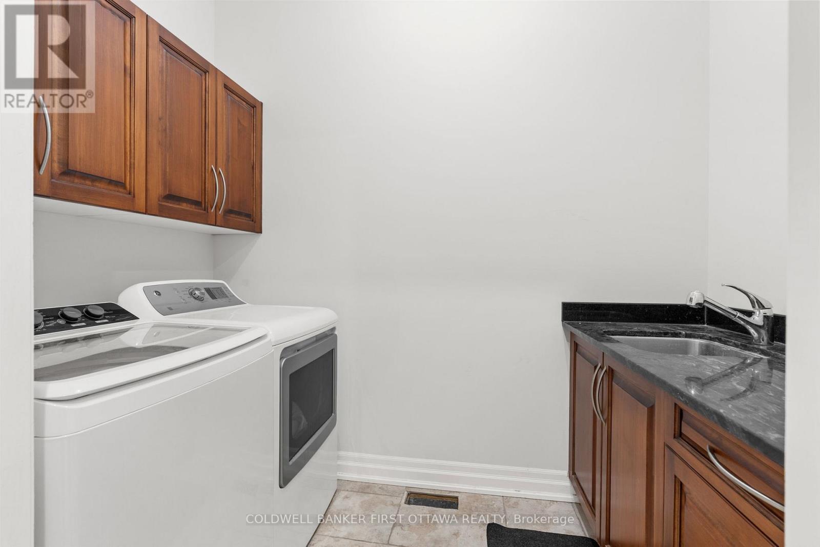 Main floor laundry room w sink & storage space. - 1623 Claymor Avenue, Ottawa, ON - Indoor Photo Showing Laundry Room