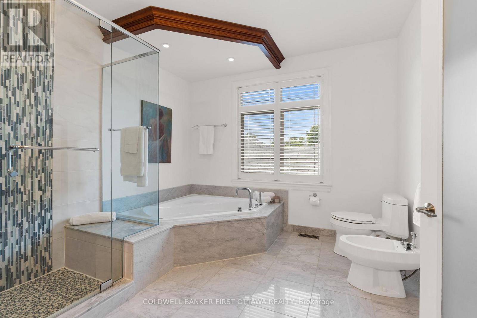 Deep soaker tub & stand alone bidet. - 1623 Claymor Avenue, Ottawa, ON - Indoor Photo Showing Bathroom