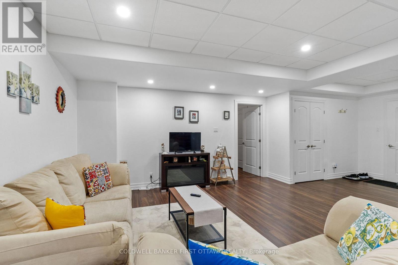 LL Living room w separate entrance & pvt laundry. - 1623 Claymor Avenue, Ottawa, ON - Indoor