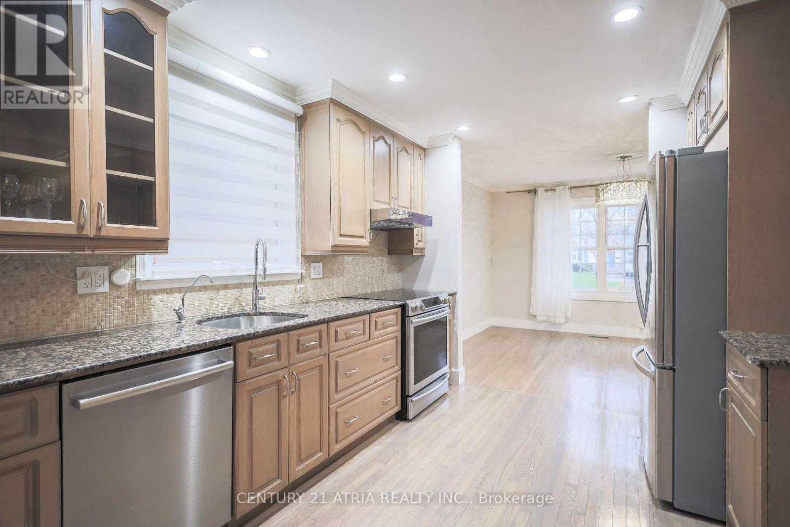 2750 Barnstone Crescent, Mississauga, ON - Indoor Photo Showing Kitchen With Stainless Steel Kitchen With Upgraded Kitchen