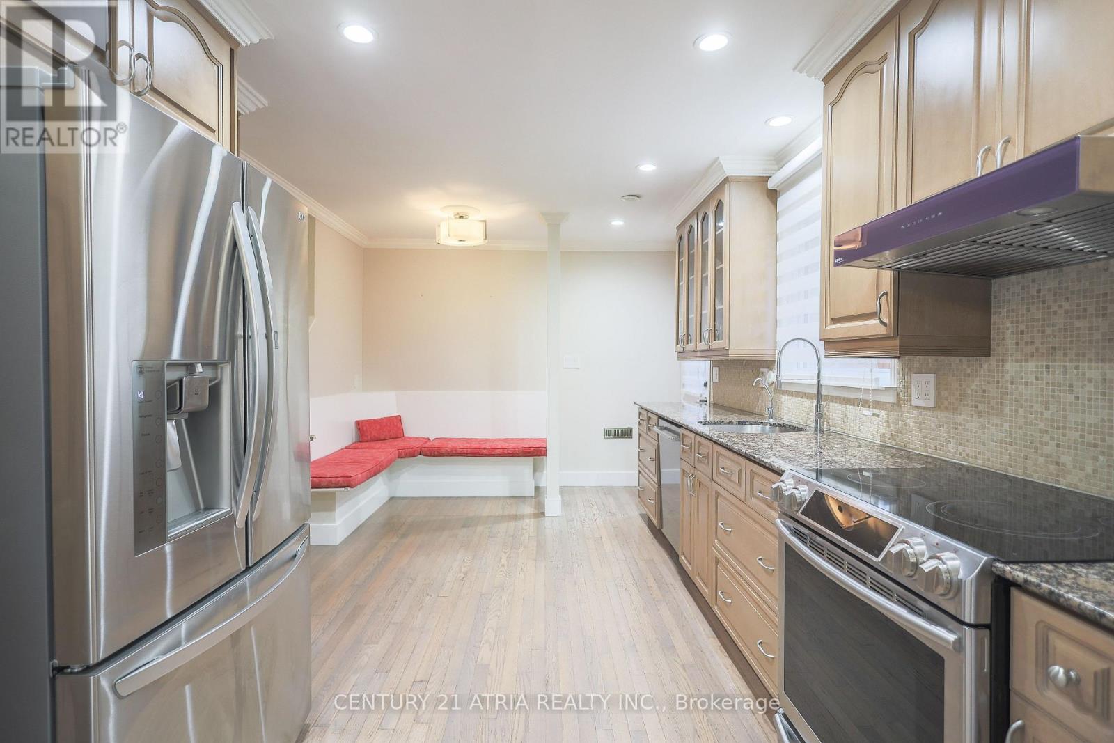 2750 Barnstone Crescent, Mississauga, ON - Indoor Photo Showing Kitchen With Upgraded Kitchen