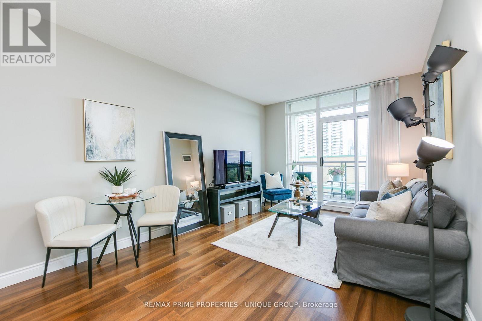 904 - 319 Merton Street, Toronto, ON - Indoor Photo Showing Living Room