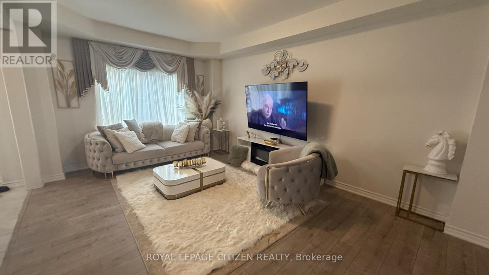 53 Jack Potts Way, Clarington, ON - Indoor Photo Showing Living Room