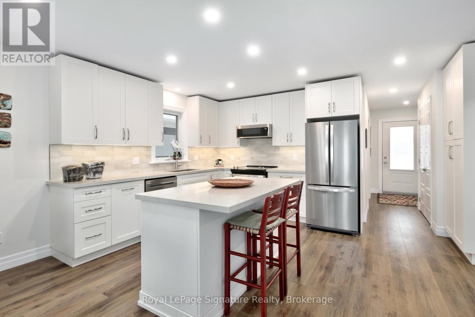 116 Dove Drive, Blue Mountains, ON - Indoor Photo Showing Kitchen With Upgraded Kitchen