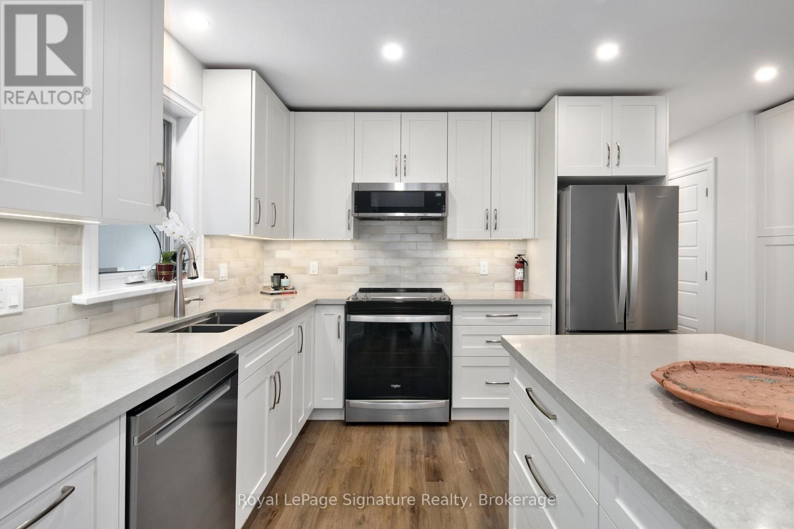 Spacious kitchen - 116 Dove Drive, Blue Mountains, ON - Indoor Photo Showing Kitchen With Double Sink With Upgraded Kitchen