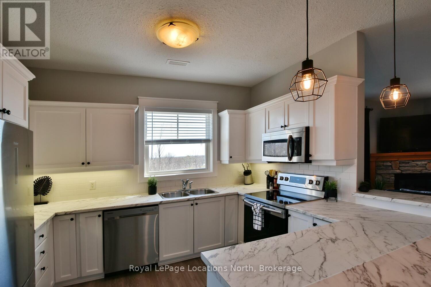 223 - 170 Snowbridge Way, Blue Mountains, ON - Indoor Photo Showing Kitchen With Double Sink