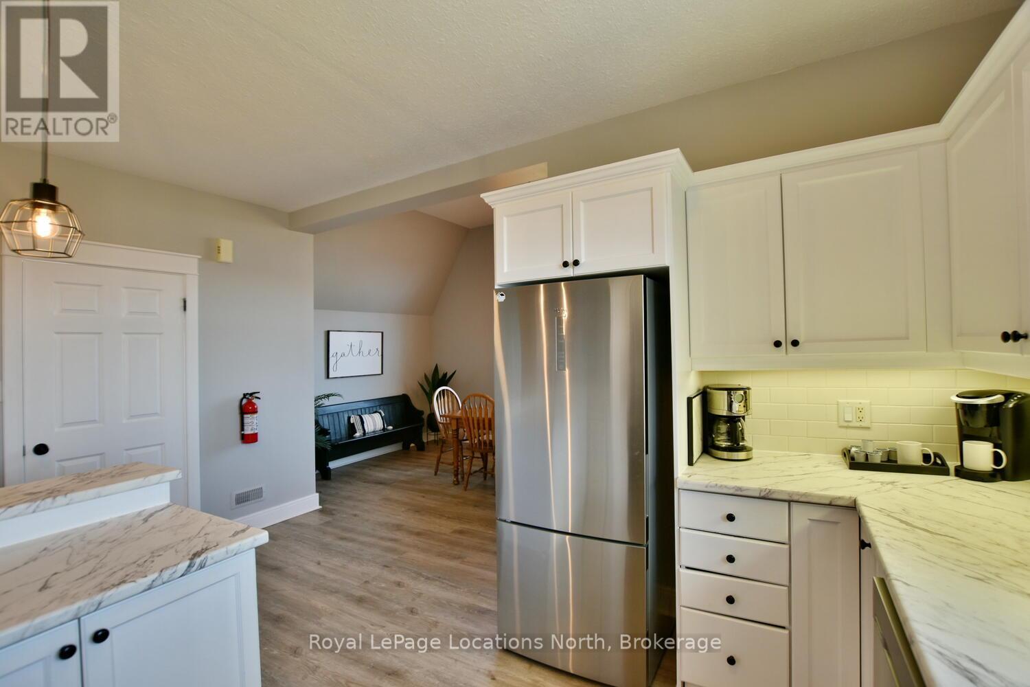 223 - 170 Snowbridge Way, Blue Mountains, ON - Indoor Photo Showing Kitchen