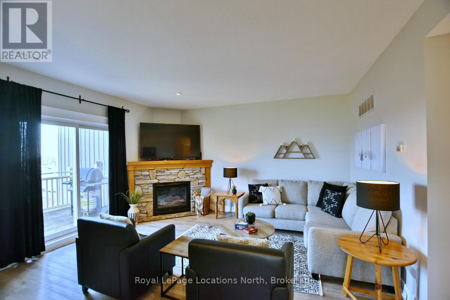 223 - 170 Snowbridge Way, Blue Mountains, ON - Indoor Photo Showing Living Room With Fireplace