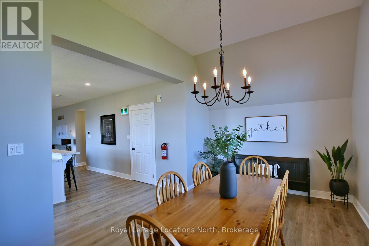 223 - 170 Snowbridge Way, Blue Mountains, ON - Indoor Photo Showing Dining Room