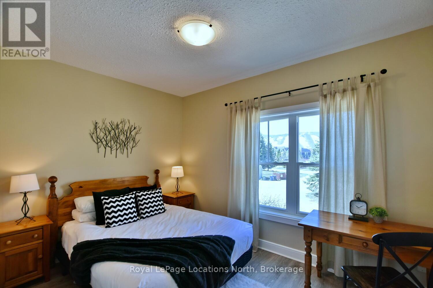 223 - 170 Snowbridge Way, Blue Mountains, ON - Indoor Photo Showing Bedroom