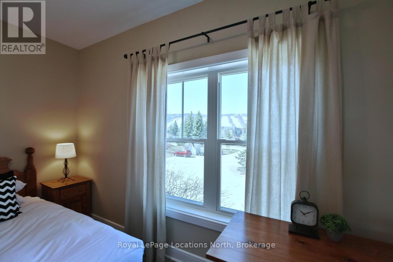 223 - 170 Snowbridge Way, Blue Mountains, ON - Indoor Photo Showing Bedroom