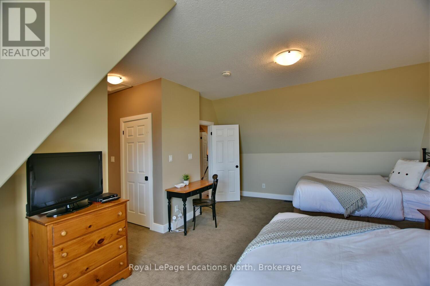 223 - 170 Snowbridge Way, Blue Mountains, ON - Indoor Photo Showing Bedroom