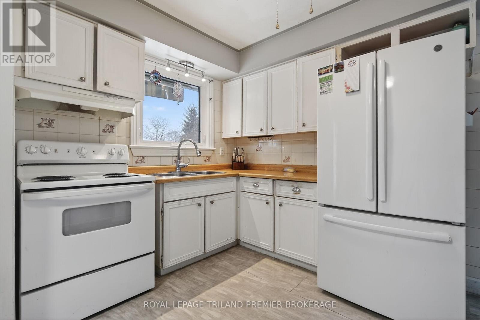 816 Dundalk Drive, London South (South P), ON - Indoor Photo Showing Kitchen With Double Sink