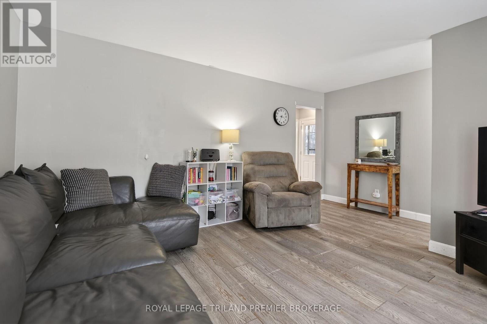 816 Dundalk Drive, London South (South P), ON - Indoor Photo Showing Living Room