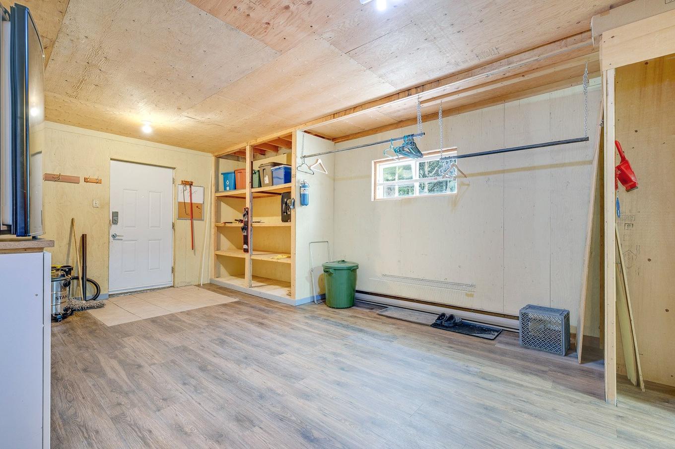 Storage - 120 Ch. De Montfort, Saint-Adolphe-D'Howard, QC - Indoor