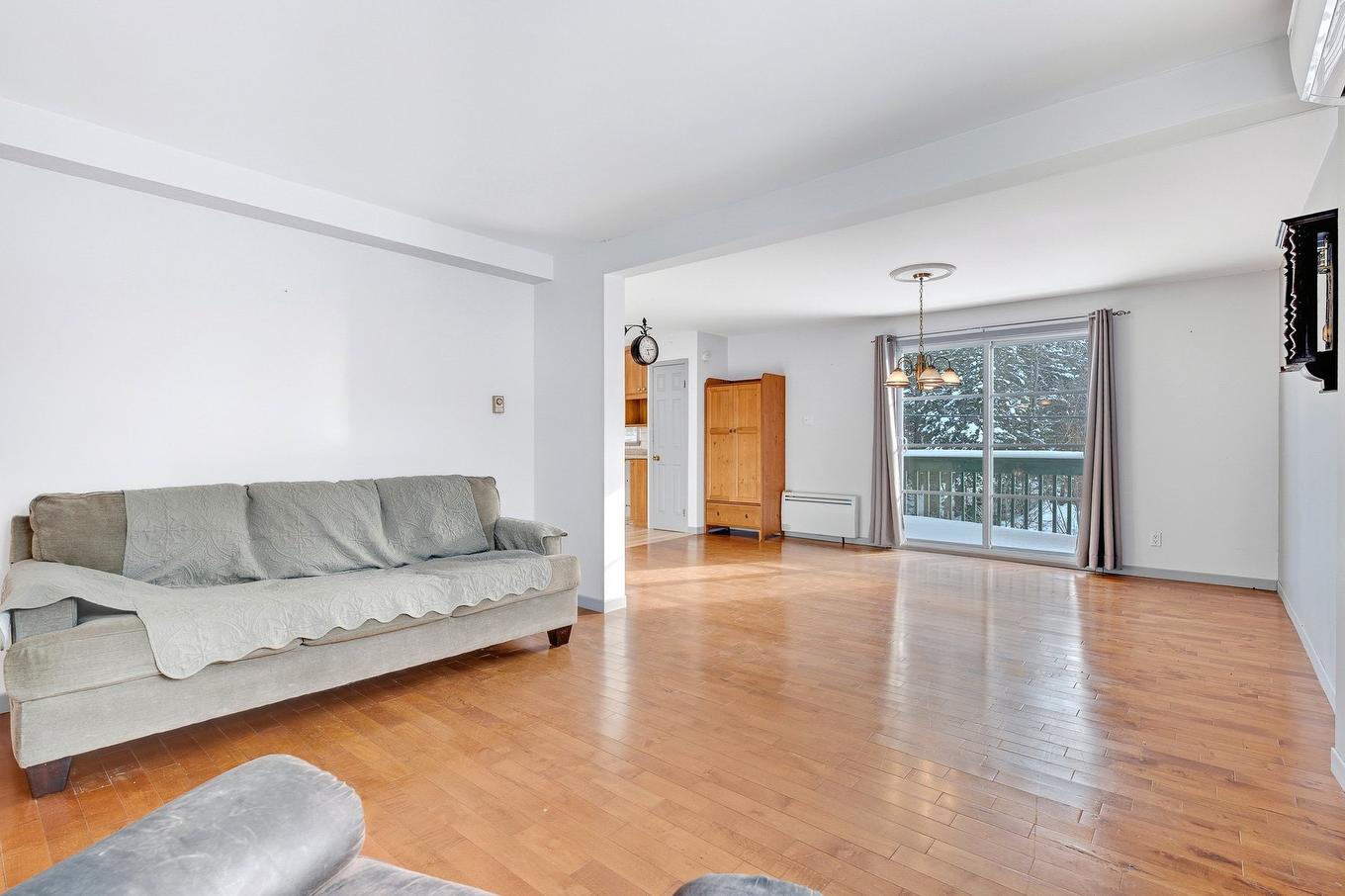 Living room - 120 Ch. De Montfort, Saint-Adolphe-D'Howard, QC - Indoor Photo Showing Living Room