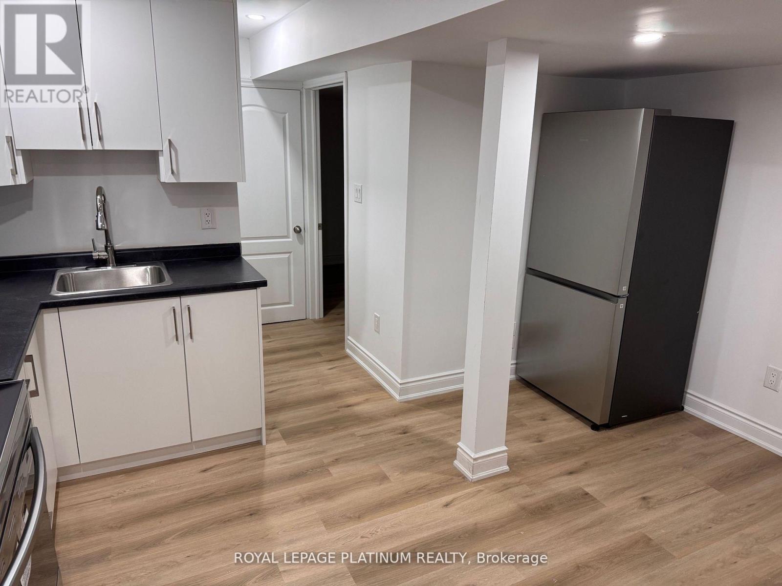 617 Windflower Crescent, Kitchener, ON - Indoor Photo Showing Kitchen