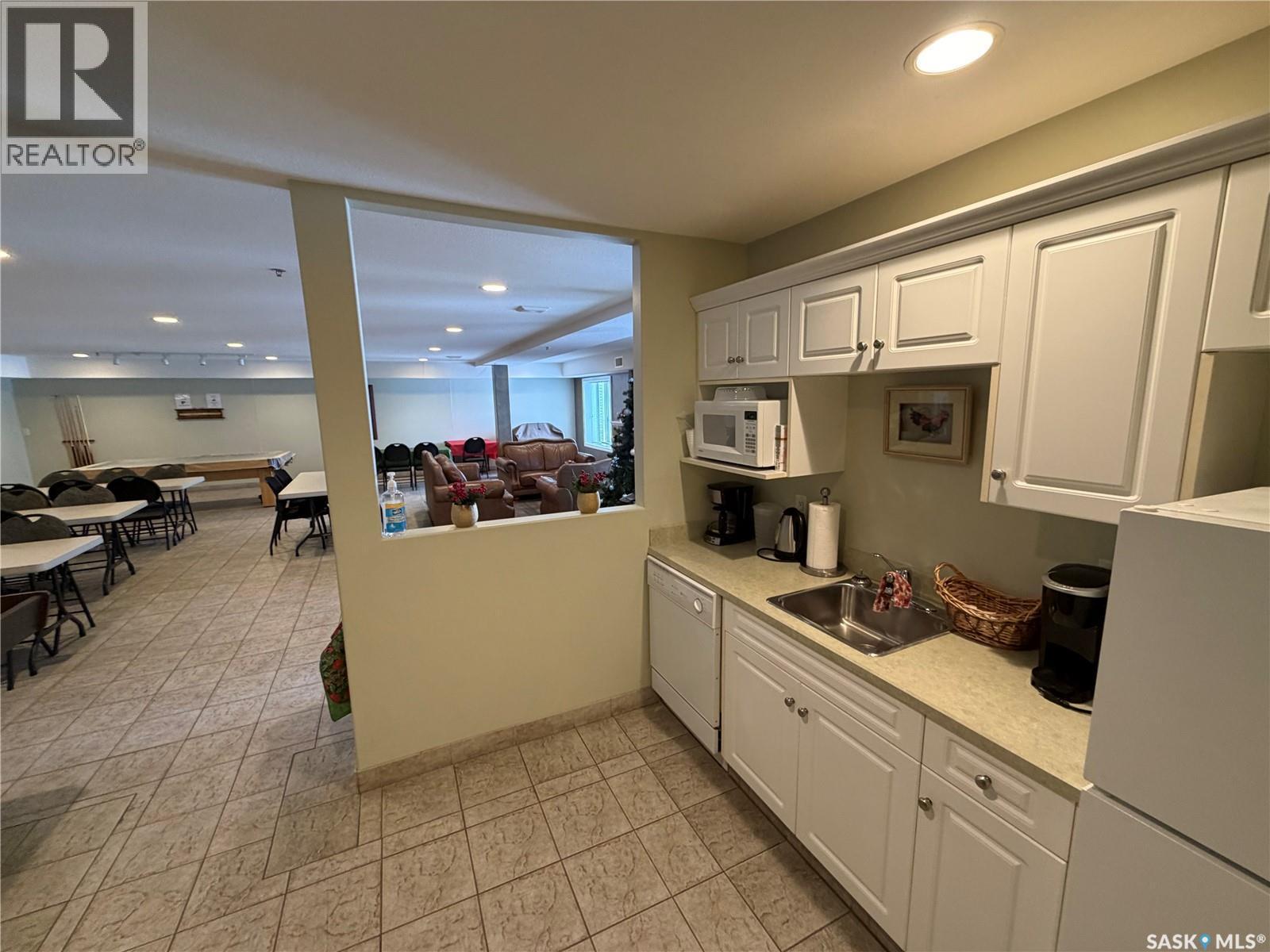 402 2909 Arens Road E, Regina, SK - Indoor Photo Showing Kitchen