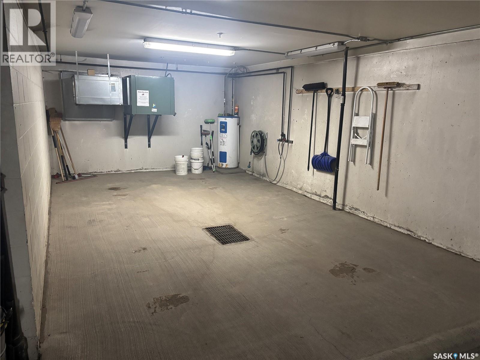 402 2909 Arens Road E, Regina, SK - Indoor Photo Showing Garage