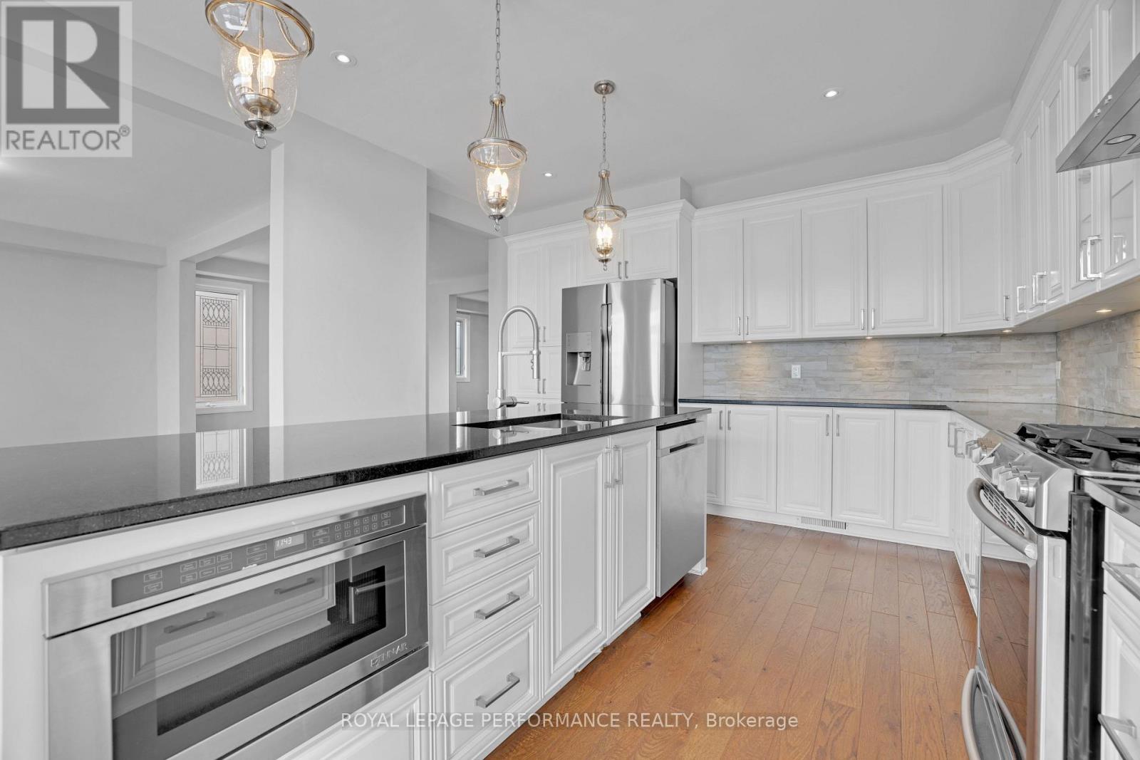 508 Yellow Birch Street, Ottawa, ON - Indoor Photo Showing Kitchen With Upgraded Kitchen