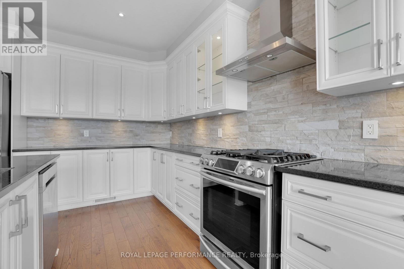 508 Yellow Birch Street, Ottawa, ON - Indoor Photo Showing Kitchen With Upgraded Kitchen
