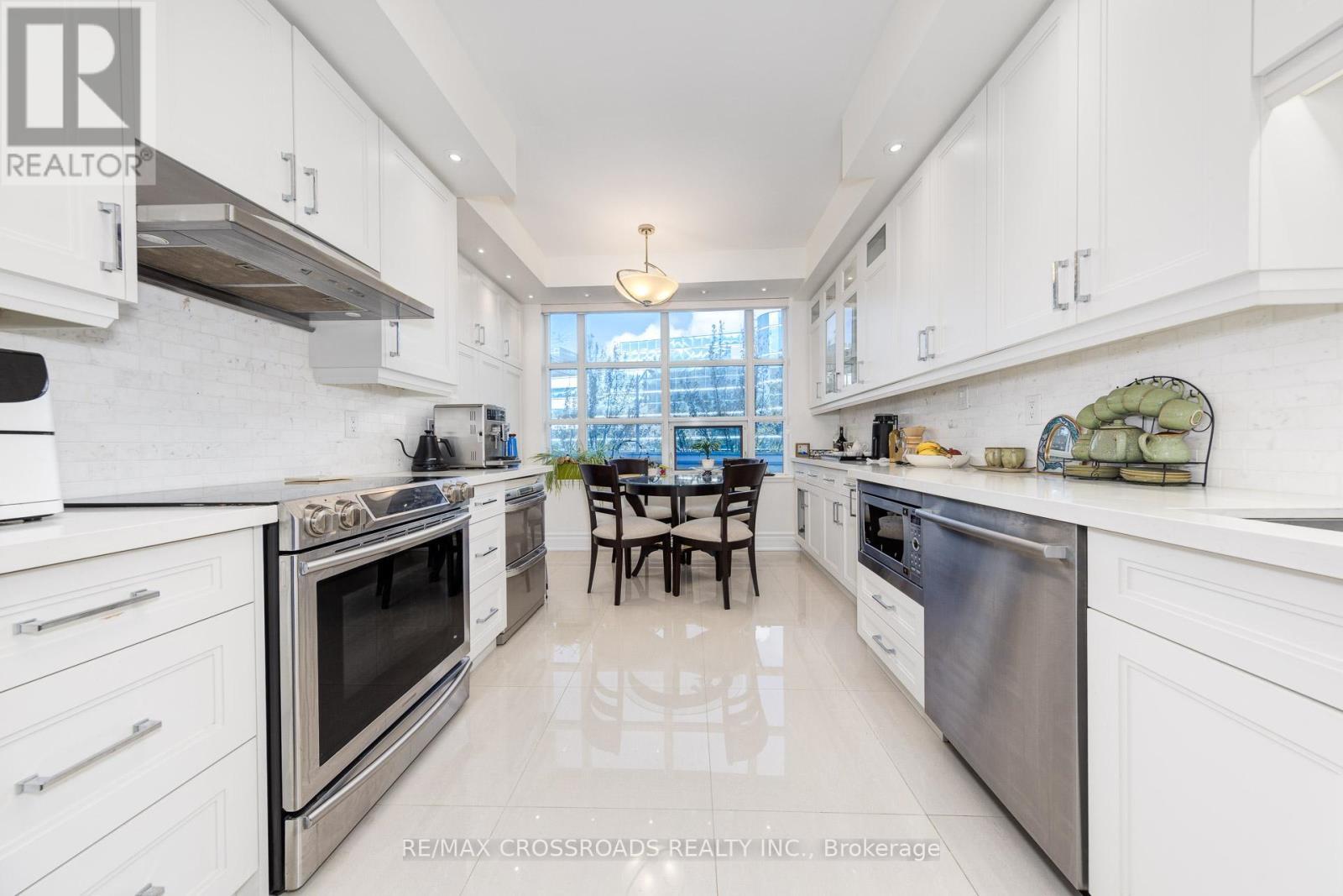 210 - 10 Old York Mills Road, Toronto, ON - Indoor Photo Showing Kitchen