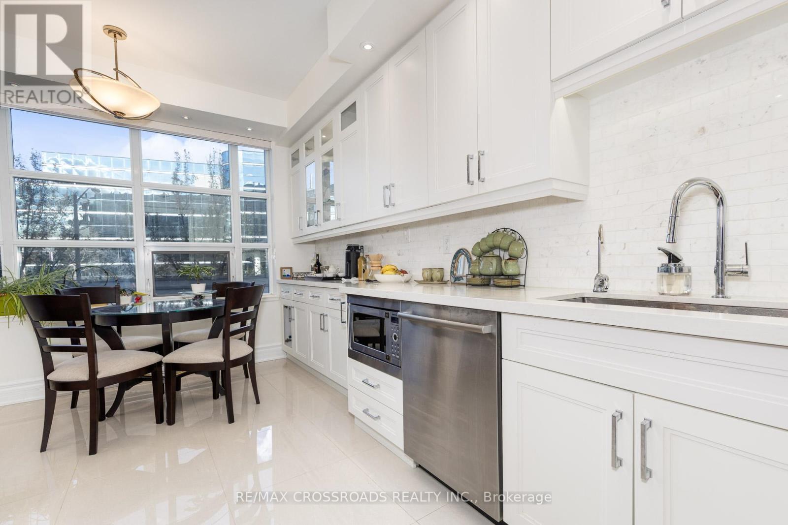 210 - 10 Old York Mills Road, Toronto, ON - Indoor Photo Showing Kitchen With Upgraded Kitchen