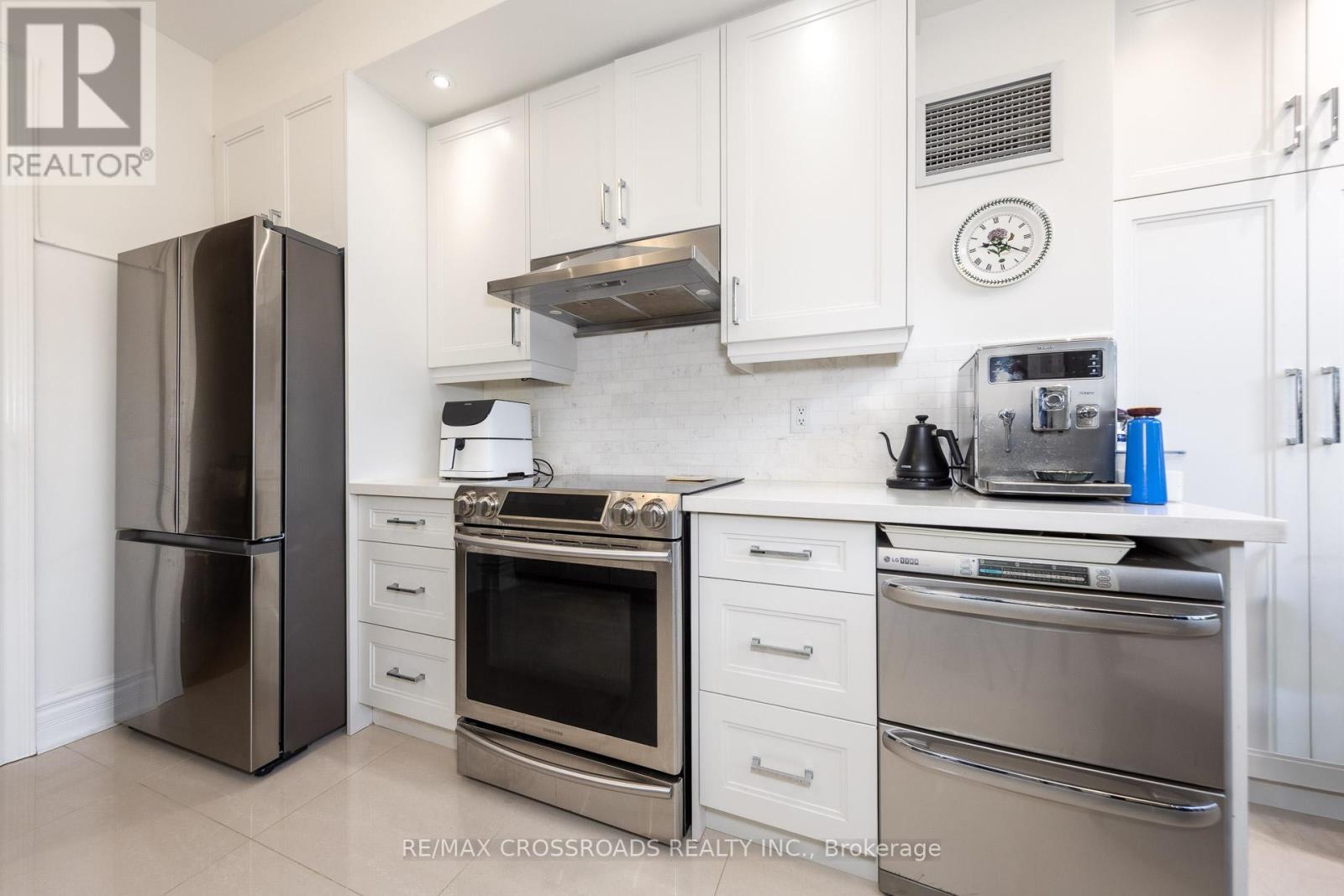 210 - 10 Old York Mills Road, Toronto, ON - Indoor Photo Showing Kitchen
