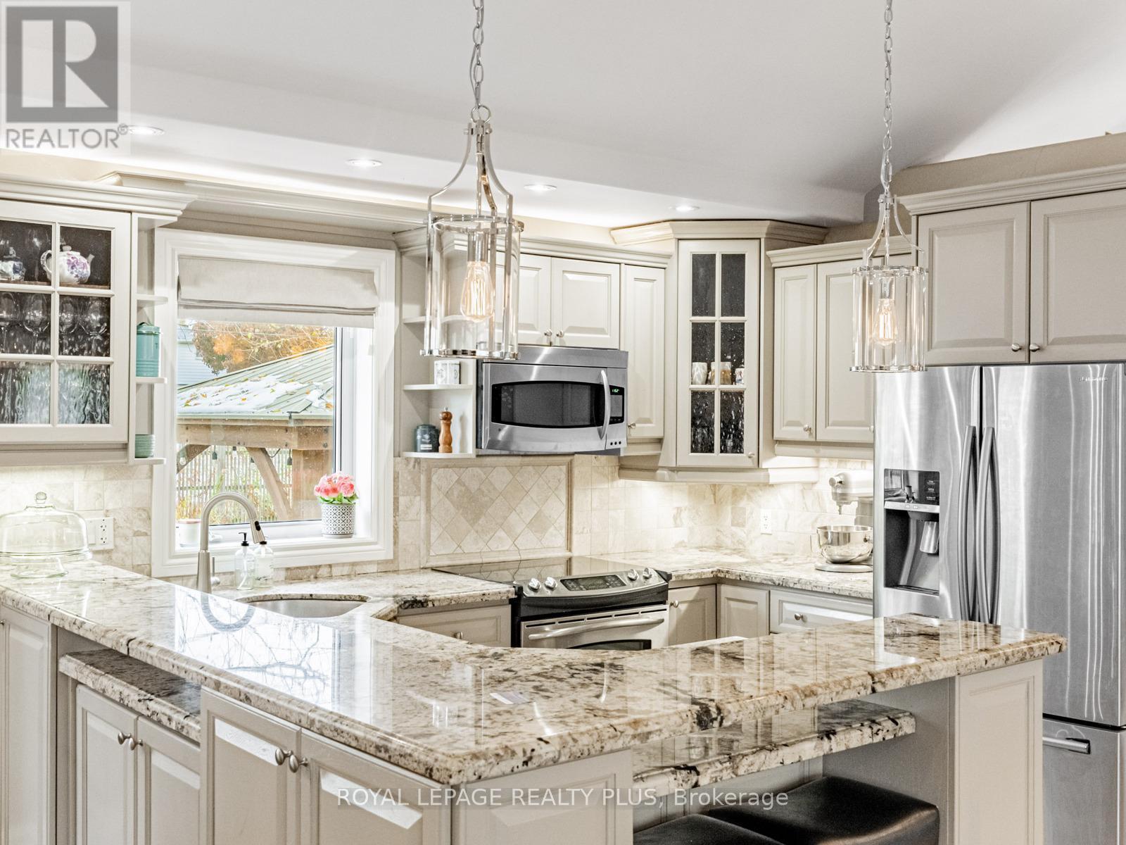 1885 Hindhead Road, Mississauga, ON - Indoor Photo Showing Kitchen With Upgraded Kitchen