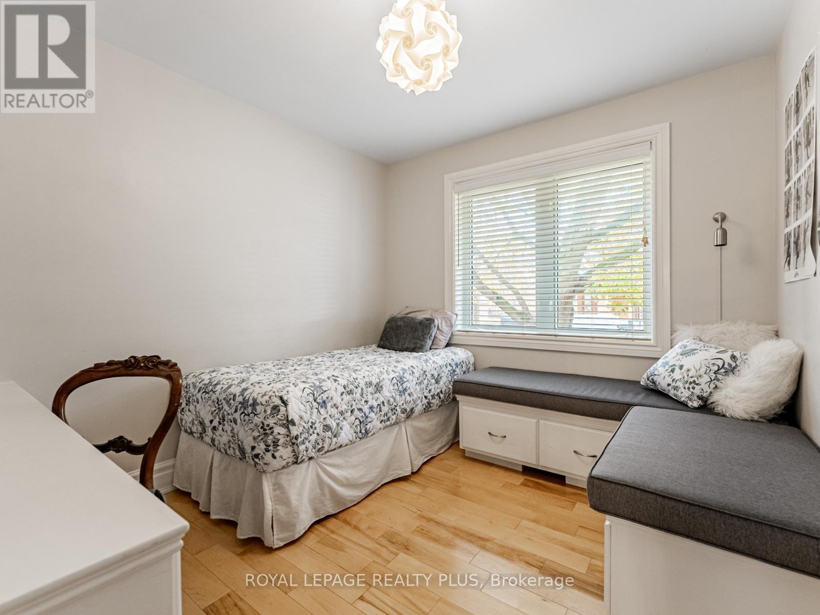 1885 Hindhead Road, Mississauga, ON - Indoor Photo Showing Bedroom