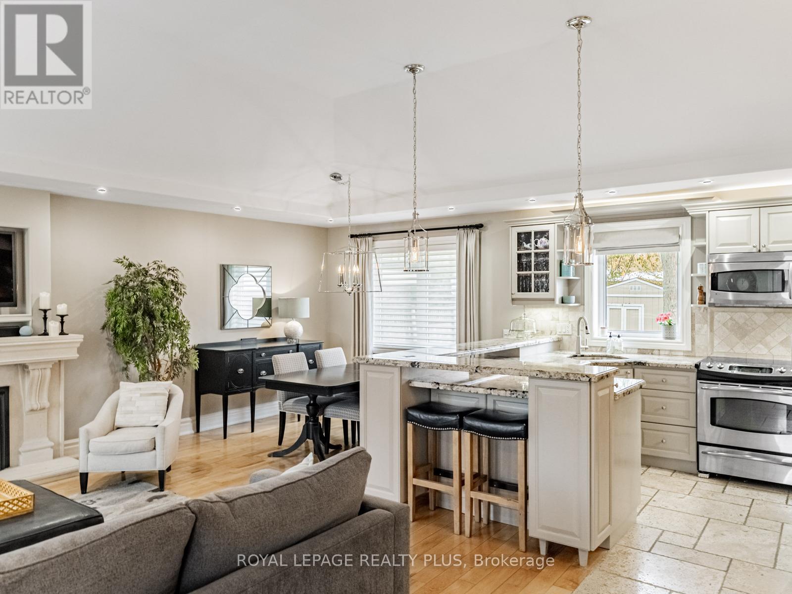 1885 Hindhead Road, Mississauga, ON - Indoor Photo Showing Kitchen With Upgraded Kitchen