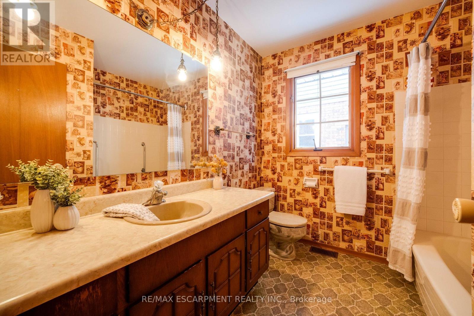 46 Esther Avenue, Cambridge, ON - Indoor Photo Showing Bathroom