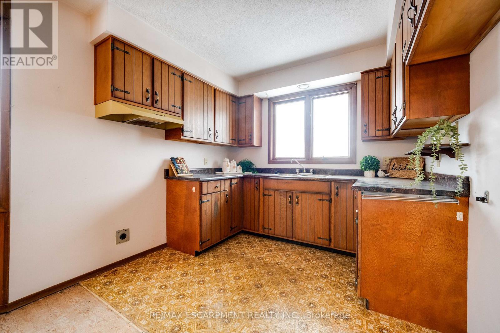 46 Esther Avenue, Cambridge, ON - Indoor Photo Showing Kitchen