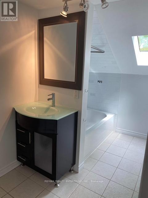 396 Macnab Street N, Hamilton, ON - Indoor Photo Showing Bathroom