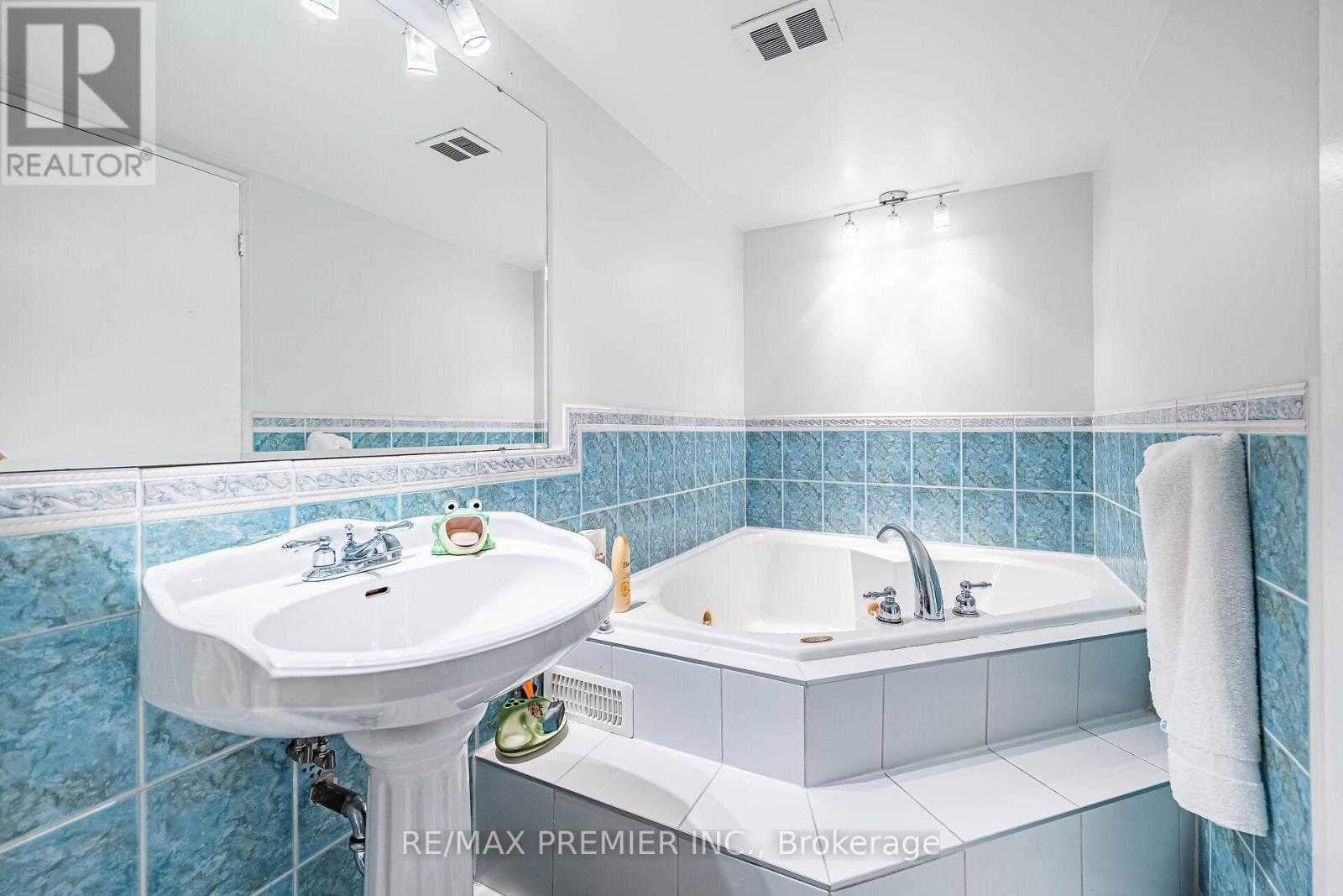 2308 - 75 Graydon Hall Drive, Toronto, ON - Indoor Photo Showing Bathroom