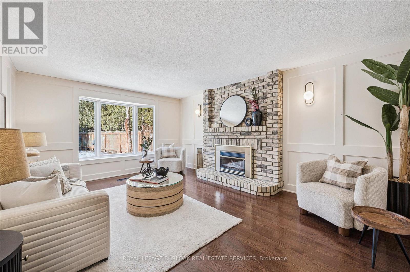 4069 Lakeshore Road, Burlington, ON - Indoor Photo Showing Living Room With Fireplace