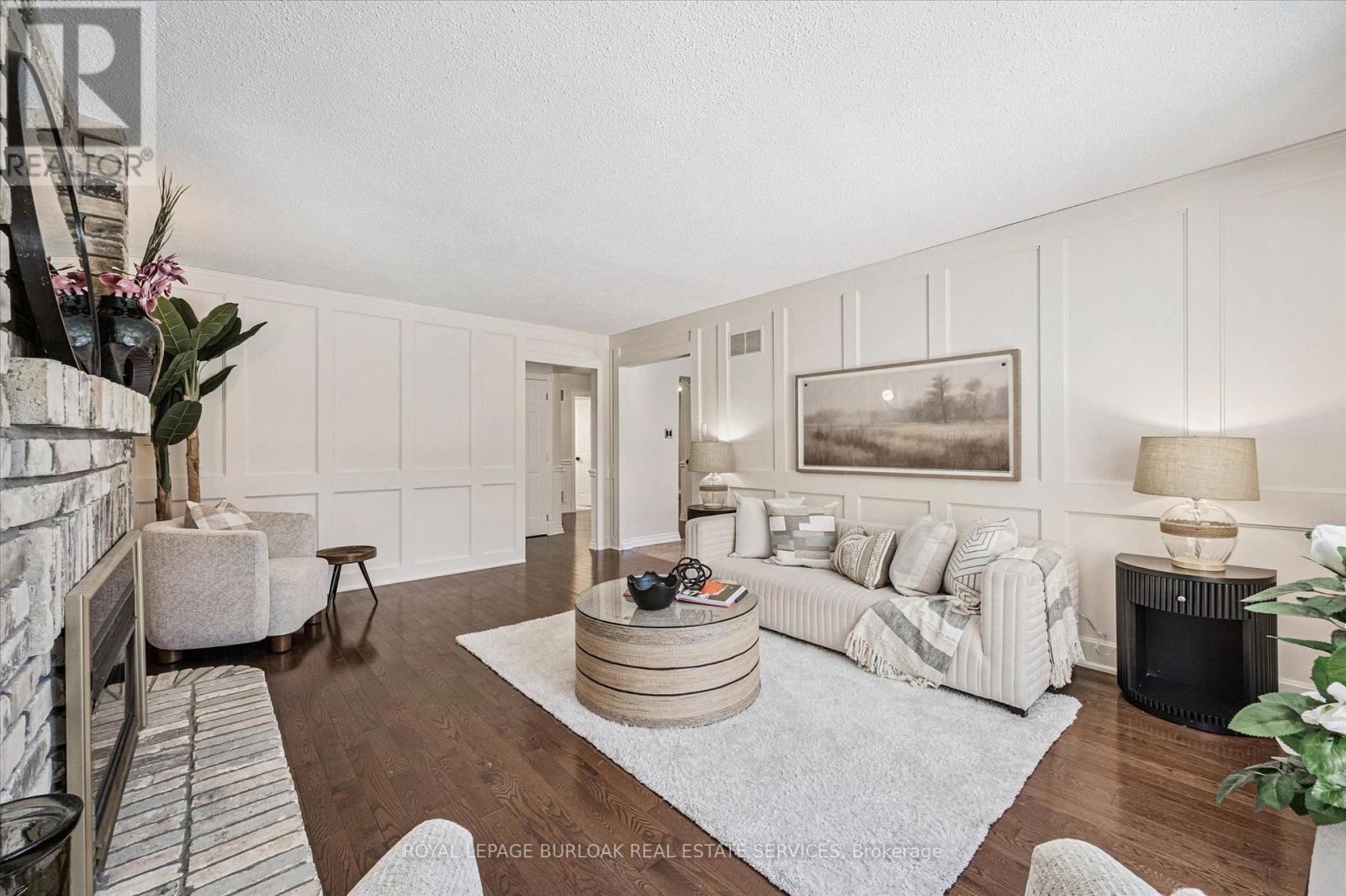 4069 Lakeshore Road, Burlington, ON - Indoor Photo Showing Living Room