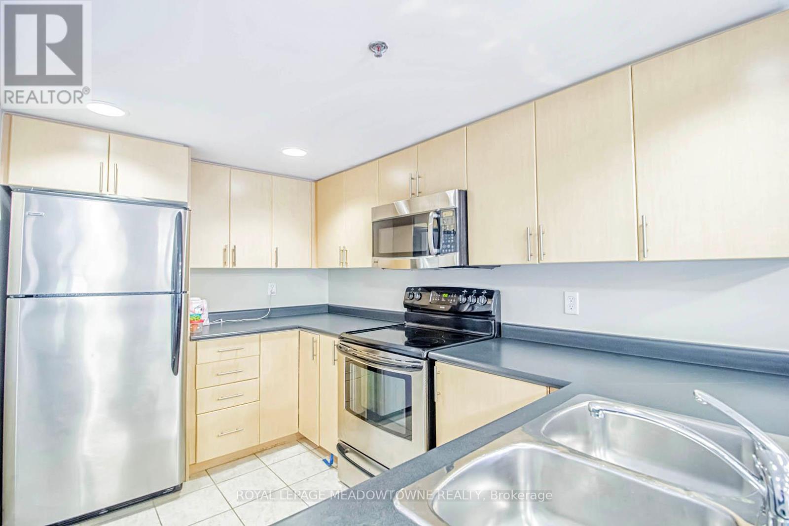 321 - 3070 Rotary Way, Burlington, ON - Indoor Photo Showing Kitchen With Stainless Steel Kitchen With Double Sink