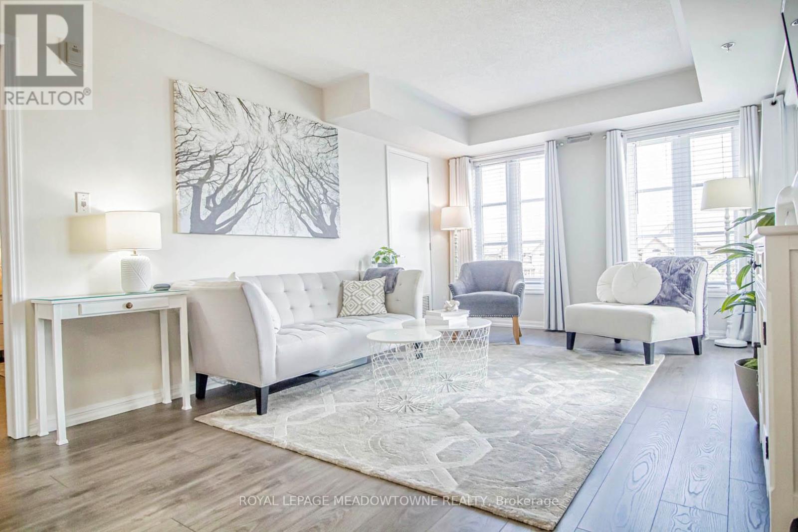 321 - 3070 Rotary Way, Burlington, ON - Indoor Photo Showing Living Room
