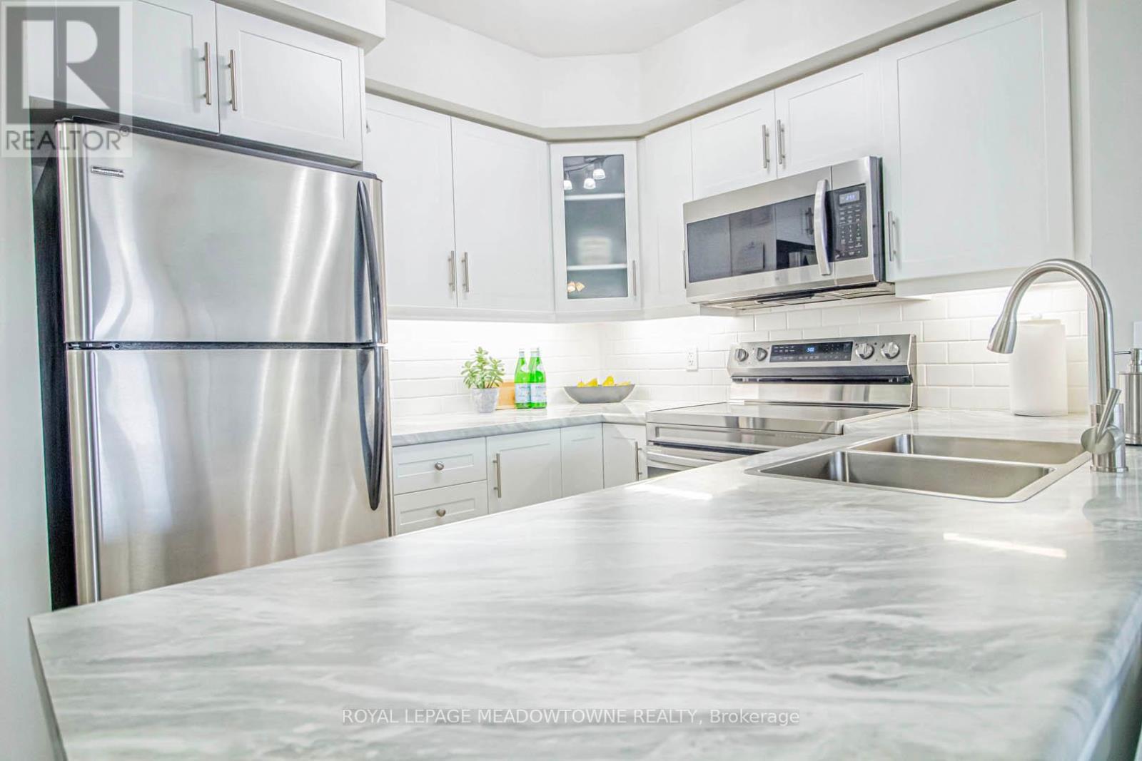 321 - 3070 Rotary Way, Burlington, ON - Indoor Photo Showing Kitchen With Stainless Steel Kitchen With Double Sink With Upgraded Kitchen