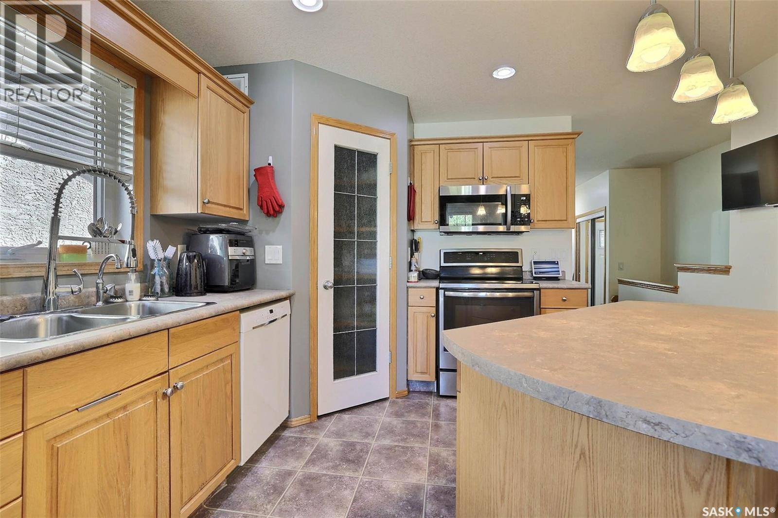 1234 Dover Avenue, Regina, SK - Indoor Photo Showing Kitchen With Double Sink