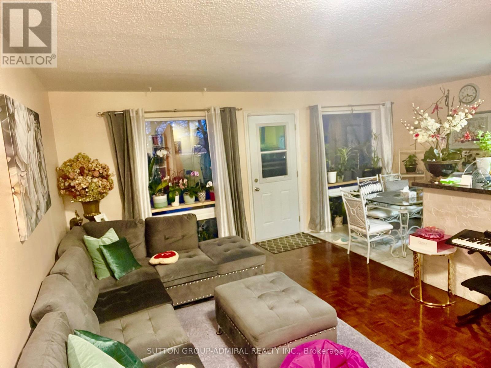 14 - 23 Four Winds Drive, Toronto, ON - Indoor Photo Showing Living Room